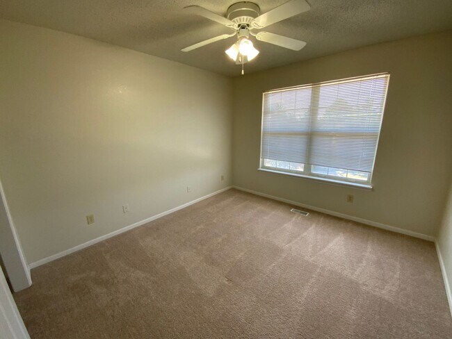 Building Photo - 3 Bedroom 2 Bathroom Duplex