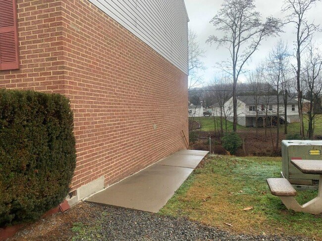 Building Photo - 696 Walborn Rd