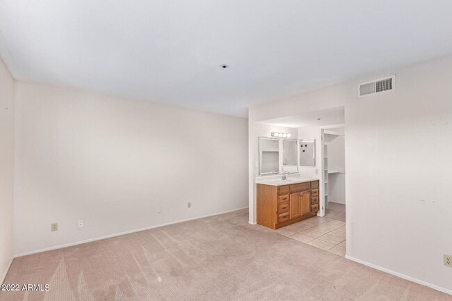 Building Photo - Charming 2 Bed 2 Bath Townhome near Downto...