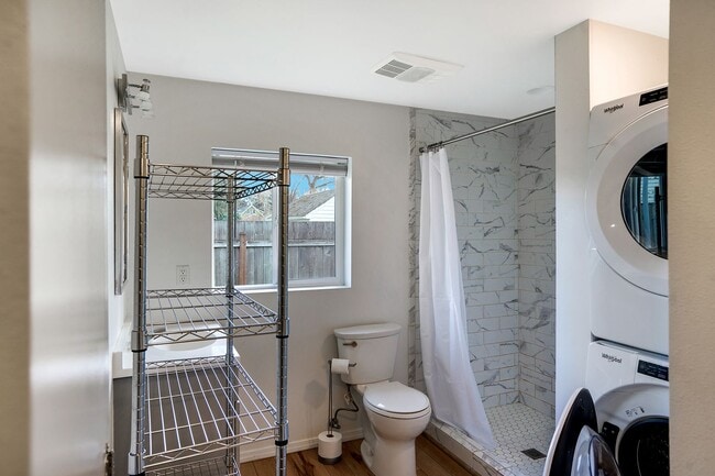 Building Photo - Cute 1 bedroom, 1 bathroom home near downt...