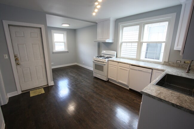 Building Photo - 1721 N Artesian Ave