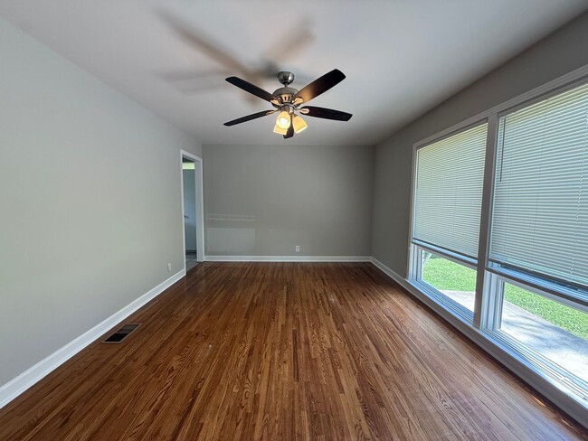Building Photo - Lovely and Spacious Home in South Nashville - Garage and Fenced in Yard