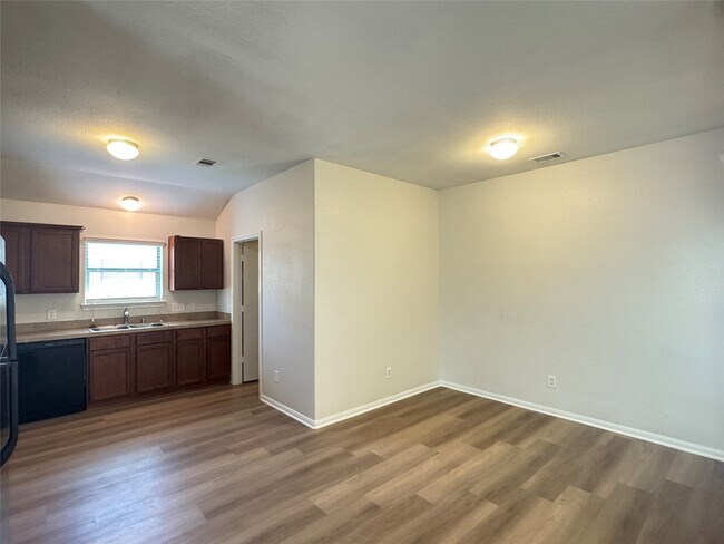 Building Photo - 7906 Emerald Oak Dr