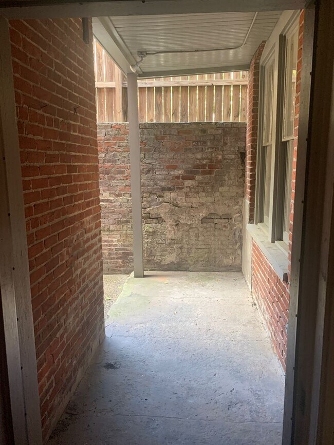 Building Photo - 212 W Main St