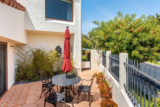 Building Photo - Fully Furnished Vacation Rental on the Mesa with Ocean Views! (Available 7/7/26- 11/30/26)