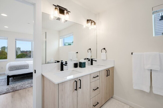 Building Photo - 823 NE 70th St