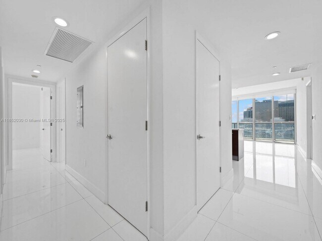 Building Photo - 495 Brickell Ave