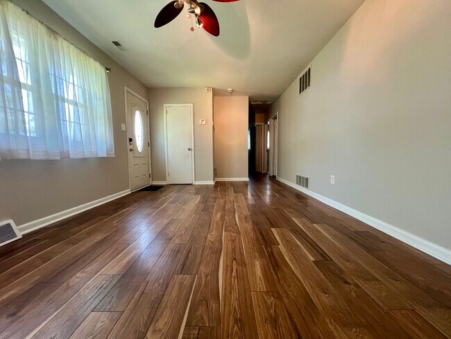 Building Photo - 3-Bedroom Single Family Home in Bristol! A...