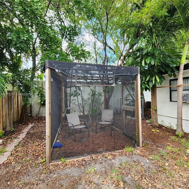 Building Photo - 1940 NE 31st Ct