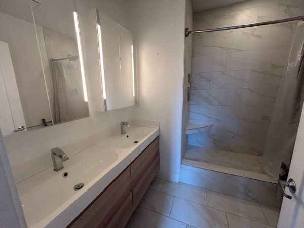 Building Photo - Urban condo close to downtown