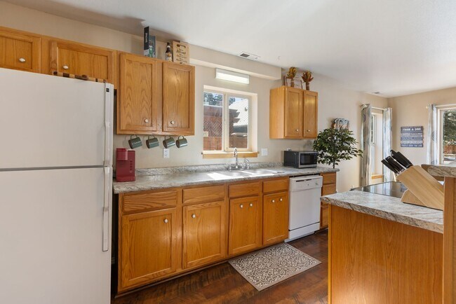 Building Photo - 3 Bed 2 Bath Fully Furnished in Woodland Park