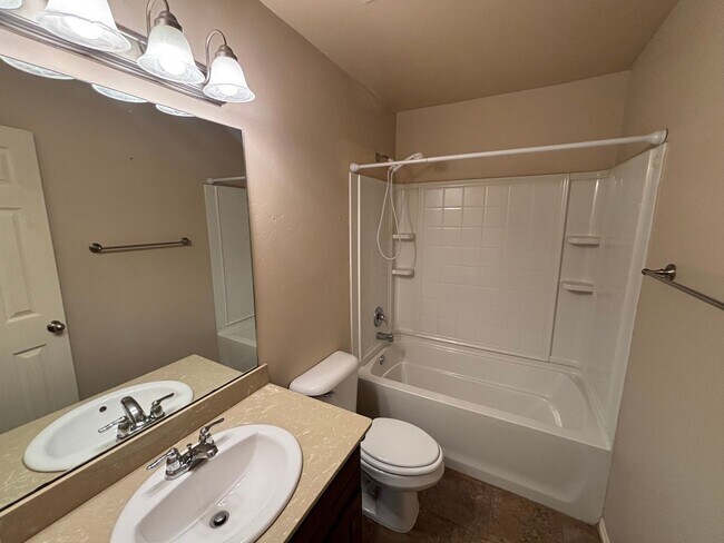 Building Photo - Wonderful 3 Bed 2 Bath in Choctaw