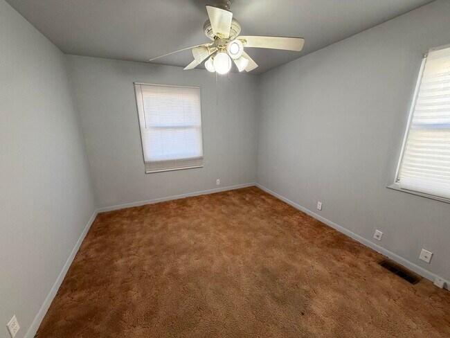 Building Photo - 1605 Crestview-