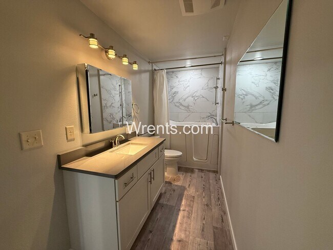Building Photo - Quiet Small town Apartment in Davenport