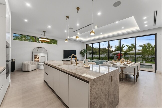 Building Photo - 220 S Swinton Ave