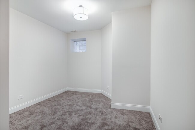 Building Photo - 5407 S Harper Ave