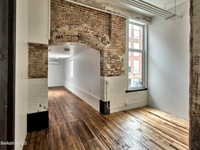 Building Photo - 520 State Rd