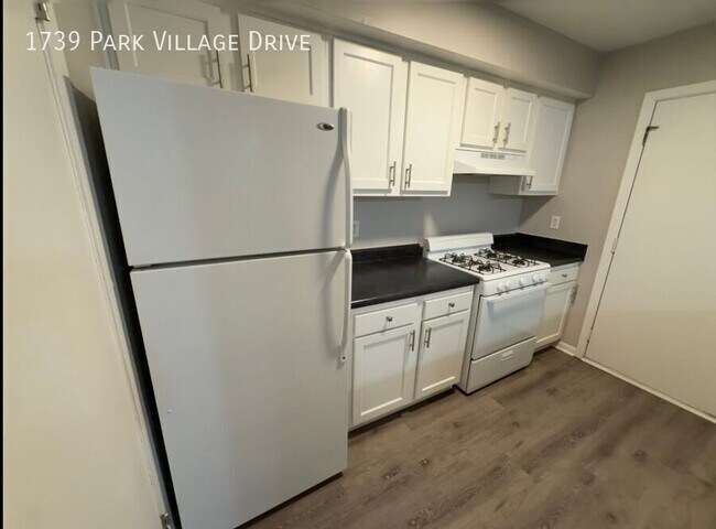 Building Photo - 1739 Park Village Dr
