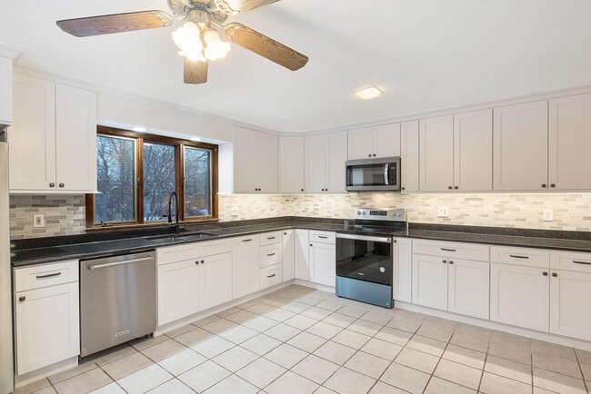 Building Photo - 4489 Pompey Center Rd