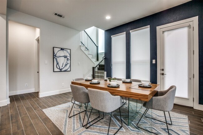 Building Photo - 7021 Royal View Dr