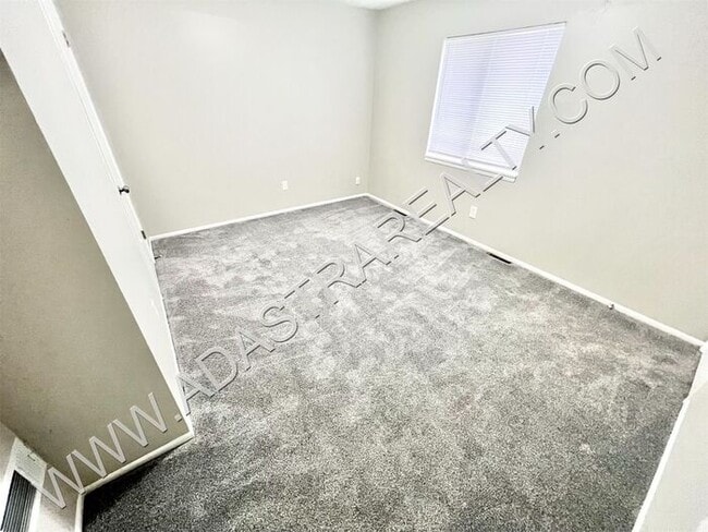 Building Photo - Beautiful 4 Bed Duplex in Independence-Ava...