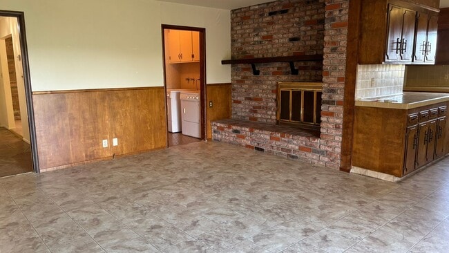 Building Photo - Spacious 3 bed/2 bath home in San Leandro