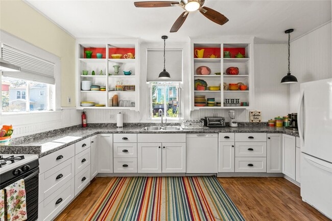 Building Photo - 2927 Bernardo De Galvez Ave