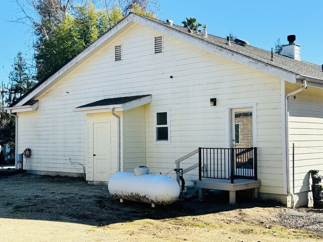 Building Photo - Country Living at Its Finest: A 3.06-Acre ...