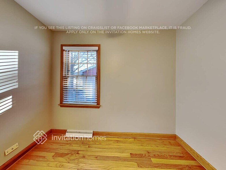 Building Photo - 9131 S Sacramento Ave