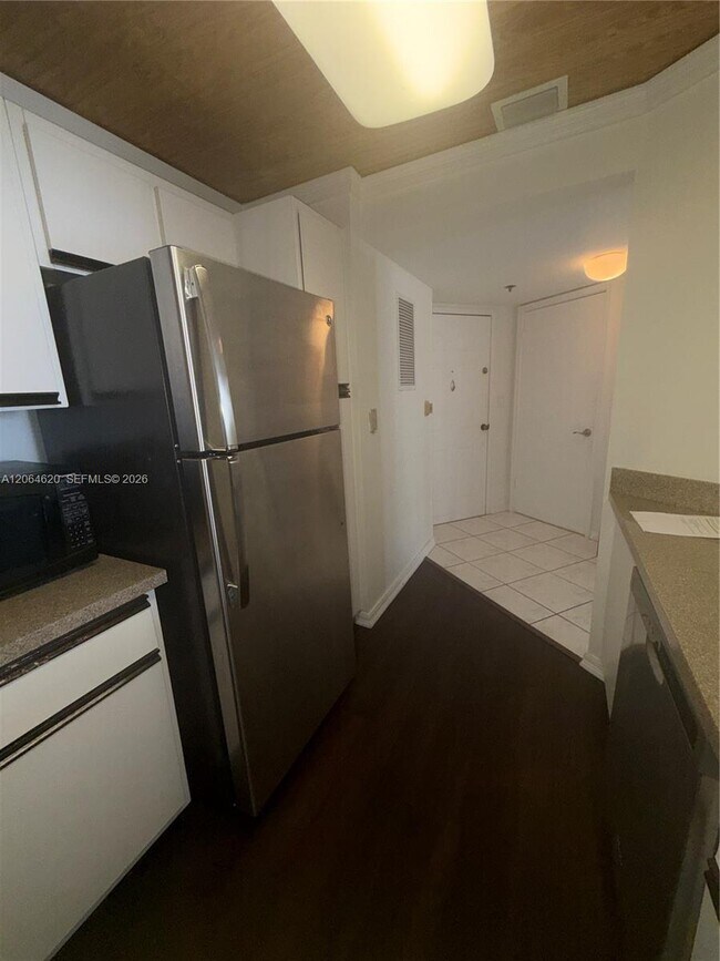 Building Photo - 540 Brickell Key Dr