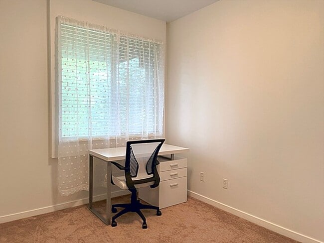 Building Photo - Top Floor Unit in Pinebrook