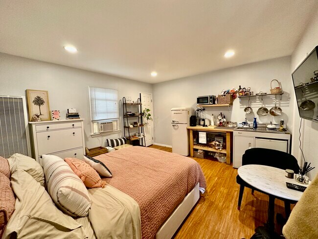 Building Photo - 828 7th St