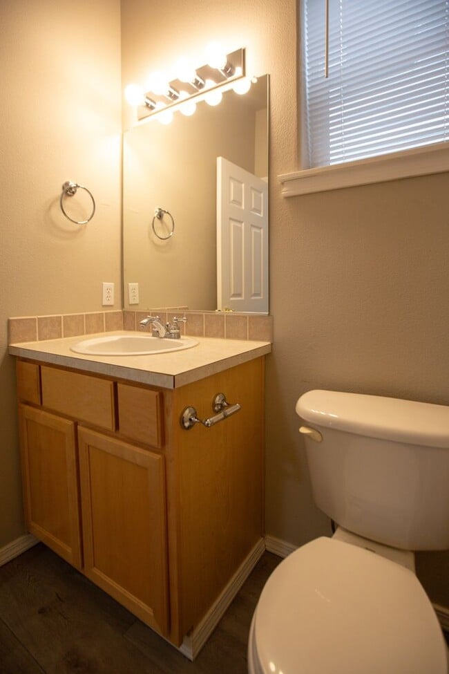 Building Photo - 3 Bedroom Town Home Close to Nike Available !