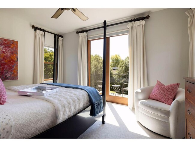 Building Photo - 745 Rice St E