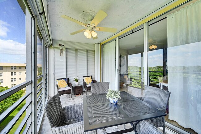 Building Photo - 4020 W Palm Aire Dr