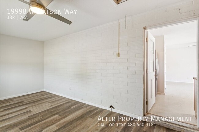 Building Photo - Charming Single-Level Home on Expansive Co...