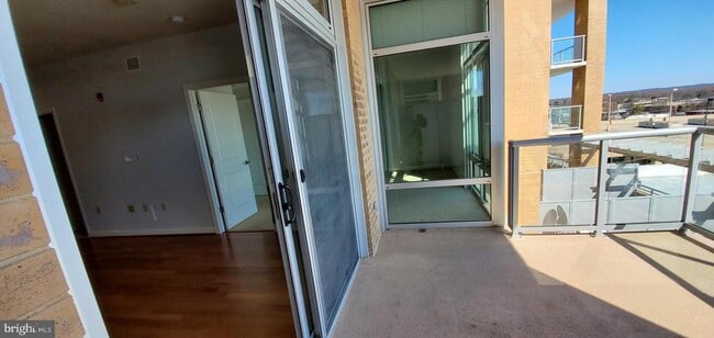Building Photo - 5750 Bou Ave