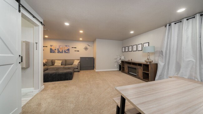 Building Photo - Furnished Rental in the Spring Creek Neighborhood