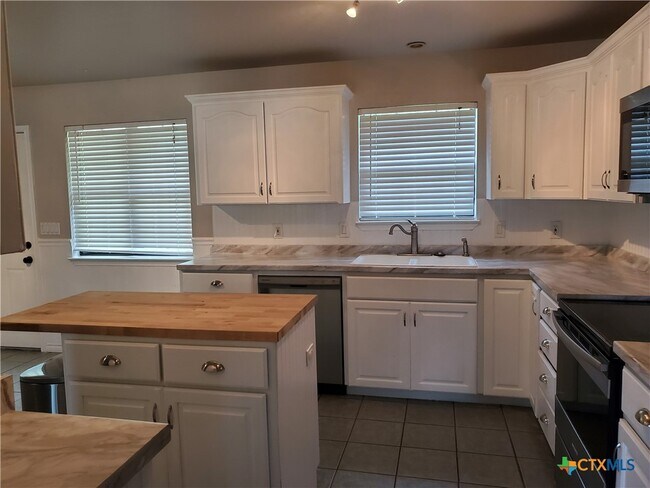 Building Photo - 136 Royal Crest Cir