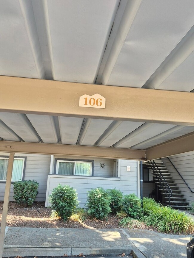 Building Photo - Two Bedroom Unit in HOA with Pool