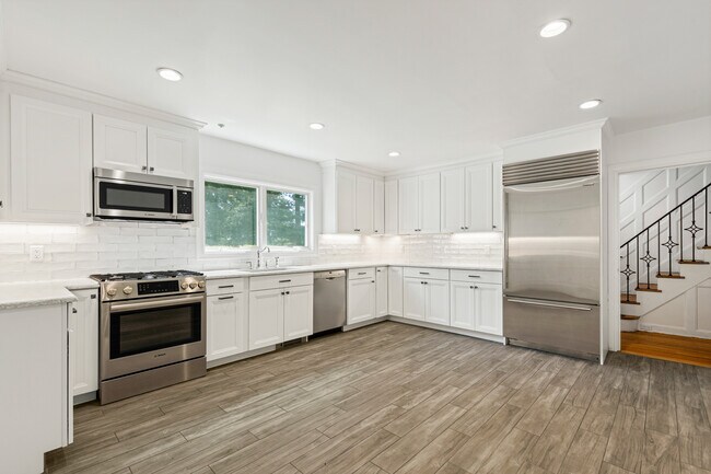 Building Photo - 30 Park Dr N