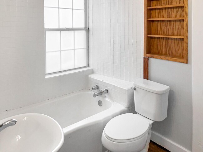 Building Photo - Garage Galore: 2 Bed, 1 Bath Comedy Central!