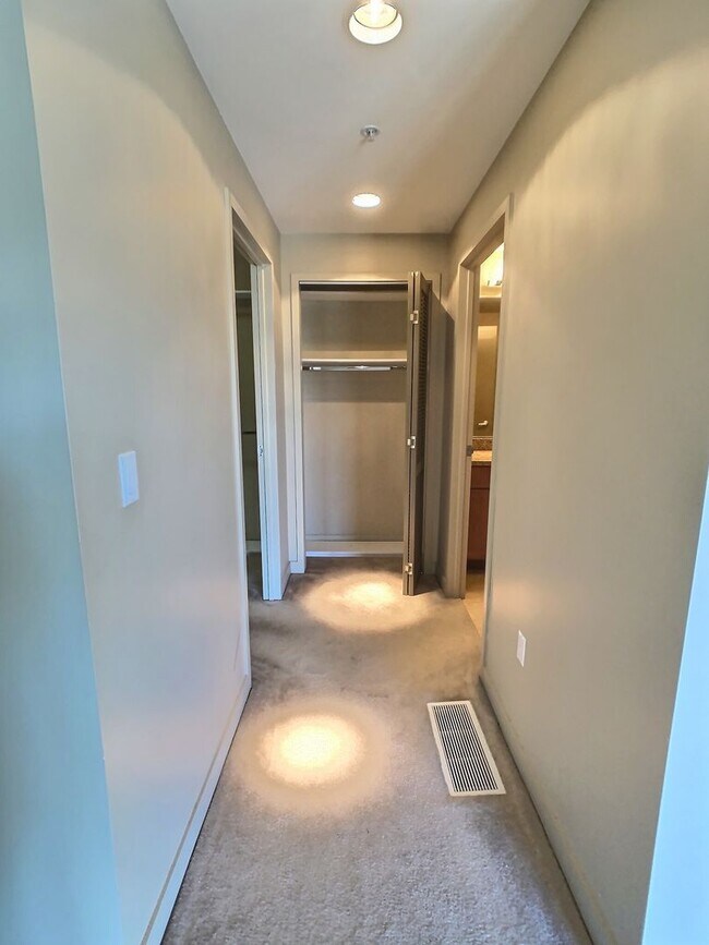 Building Photo - Fantastic 2 Bed/2Bath Penthouse with Panor...