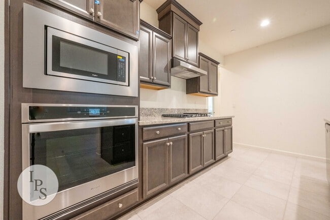Building Photo - Newer East Clovis Home, 4BR/2BA, with Sola...