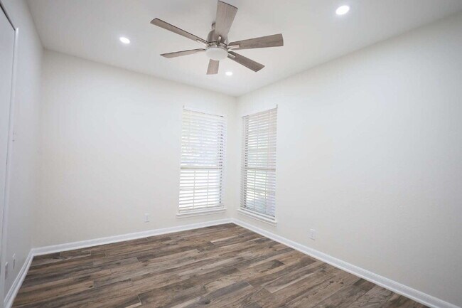 Building Photo - Updated 3 Bed / 2 Bath One-Story Home in S...