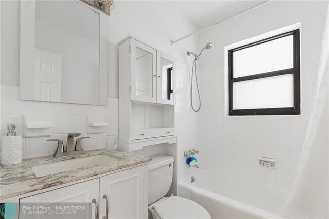 Building Photo - 171 SE 31st Ave