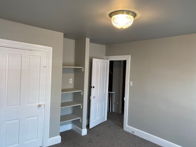 Building Photo - 612 E Chestnut St