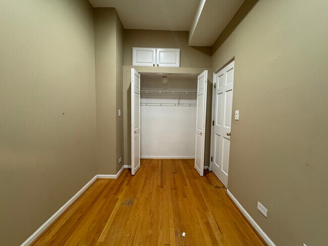 Building Photo - 817 N Hoyne Ave