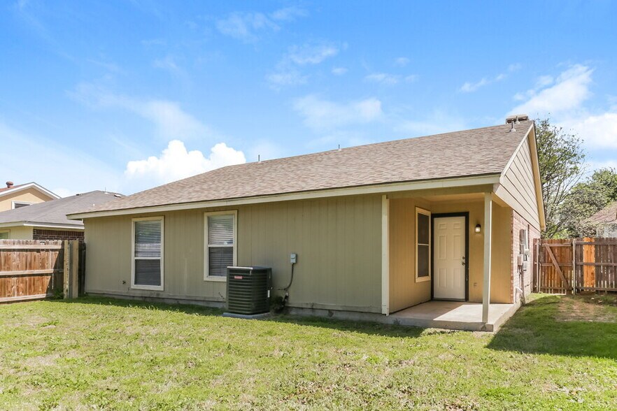 Building Photo - 5532 Four Winds Dr