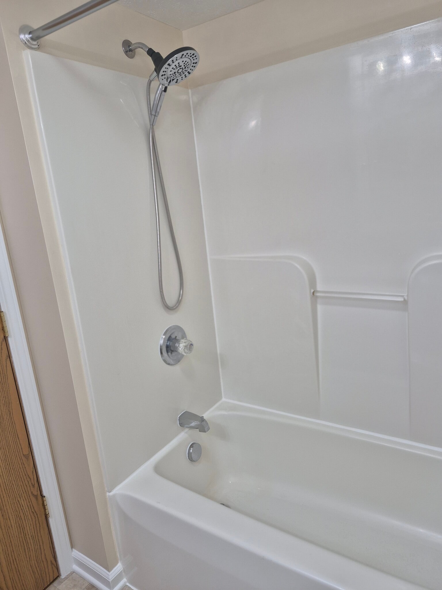 Bath tub/shower - 1451 Alden Ave SW